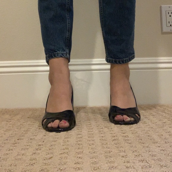 Tahari Shoes - Tahari black heels